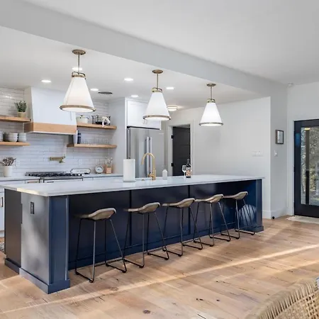 Amazing Modern Farmhouse Retreat W/ 2 Suites
